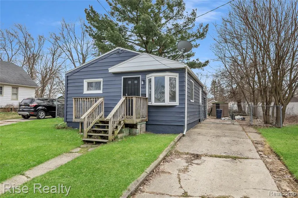 657 Barrie Ave