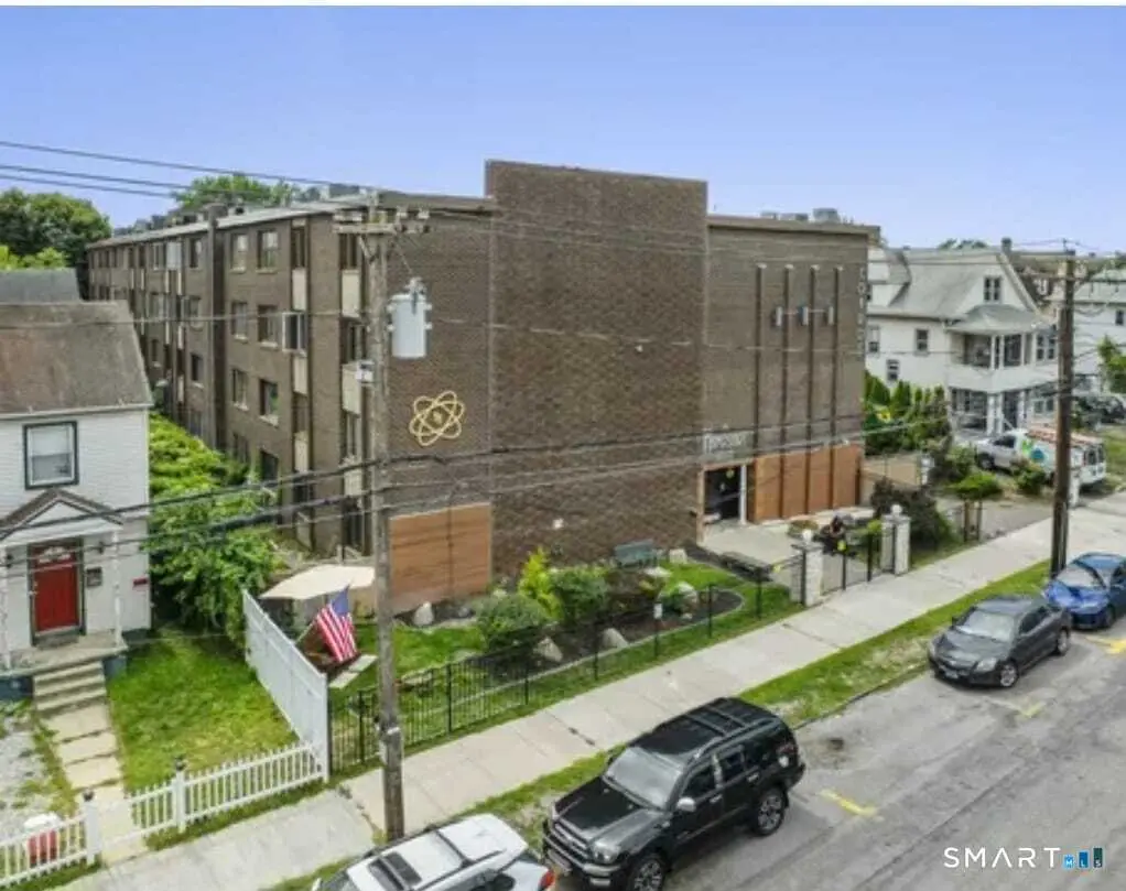 393 Laurel Ave #210