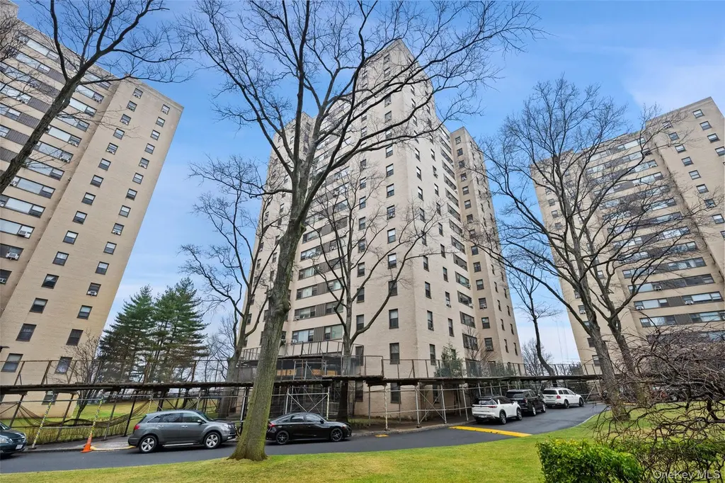 3 Fordham Hill Oval Av Unit 10B
