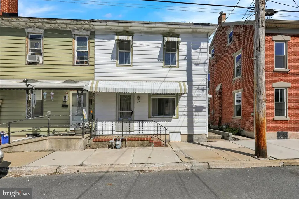 41 W Washington St