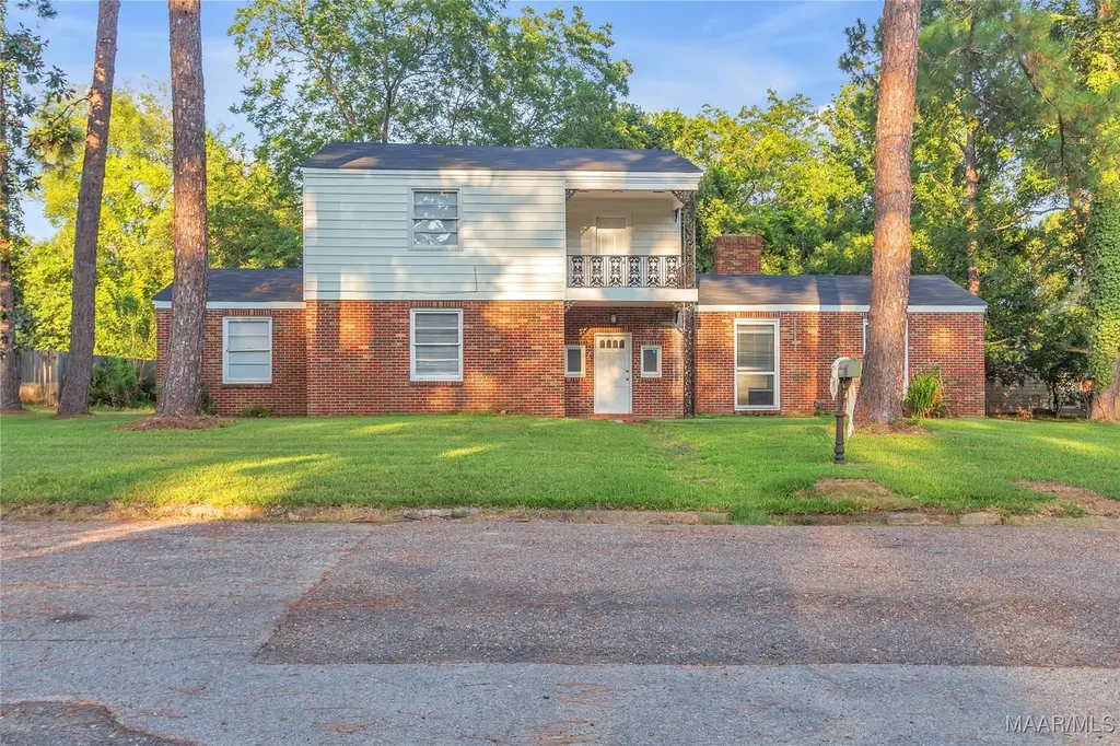 2035 Commodore Cir