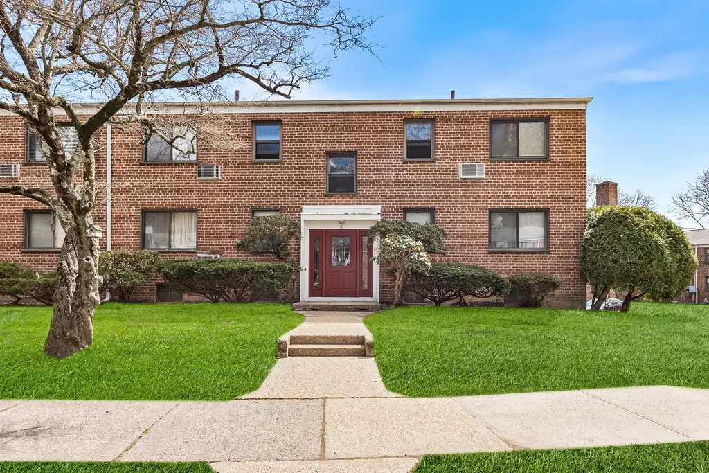 8 Lawrence Dr Unit A