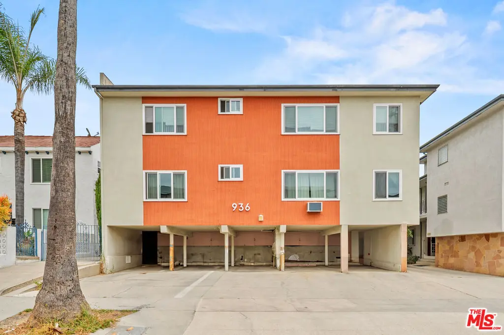 936 N Curson Ave