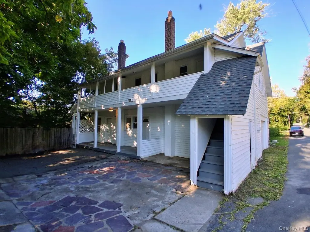 215 Maple Ave