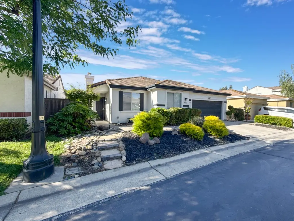 3027 Carousel Cir