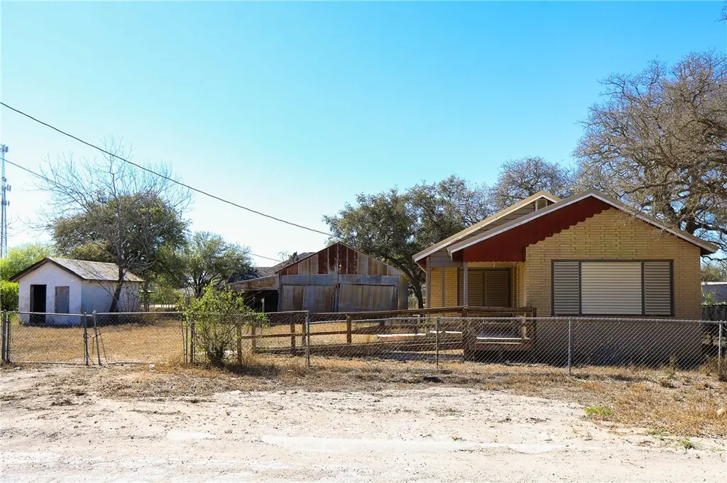 305 N Perez