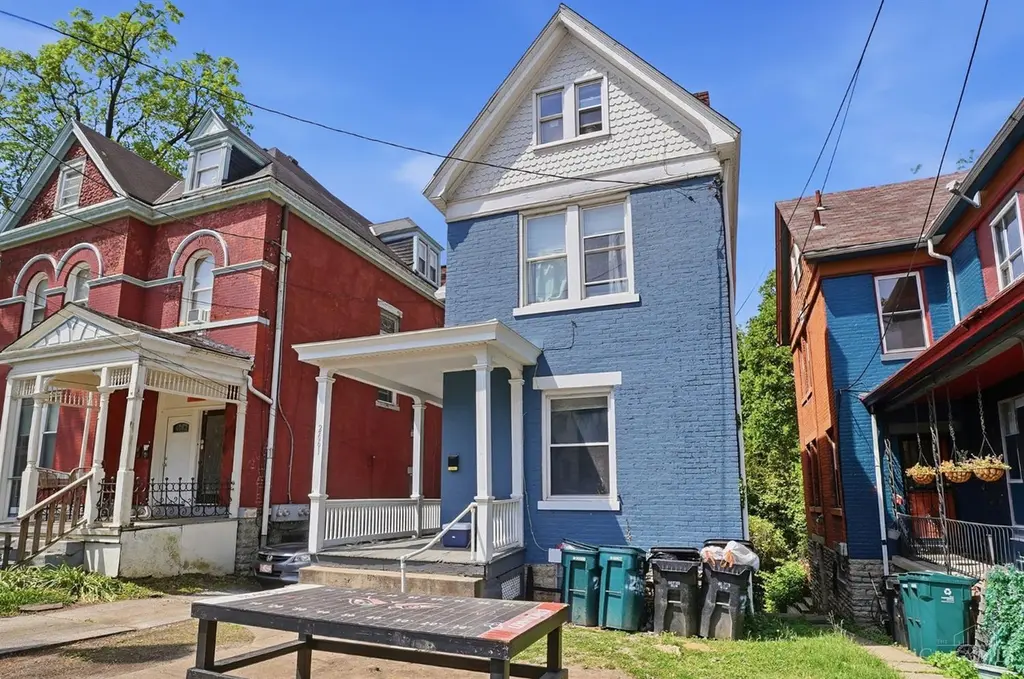 2661 Bellevue Ave