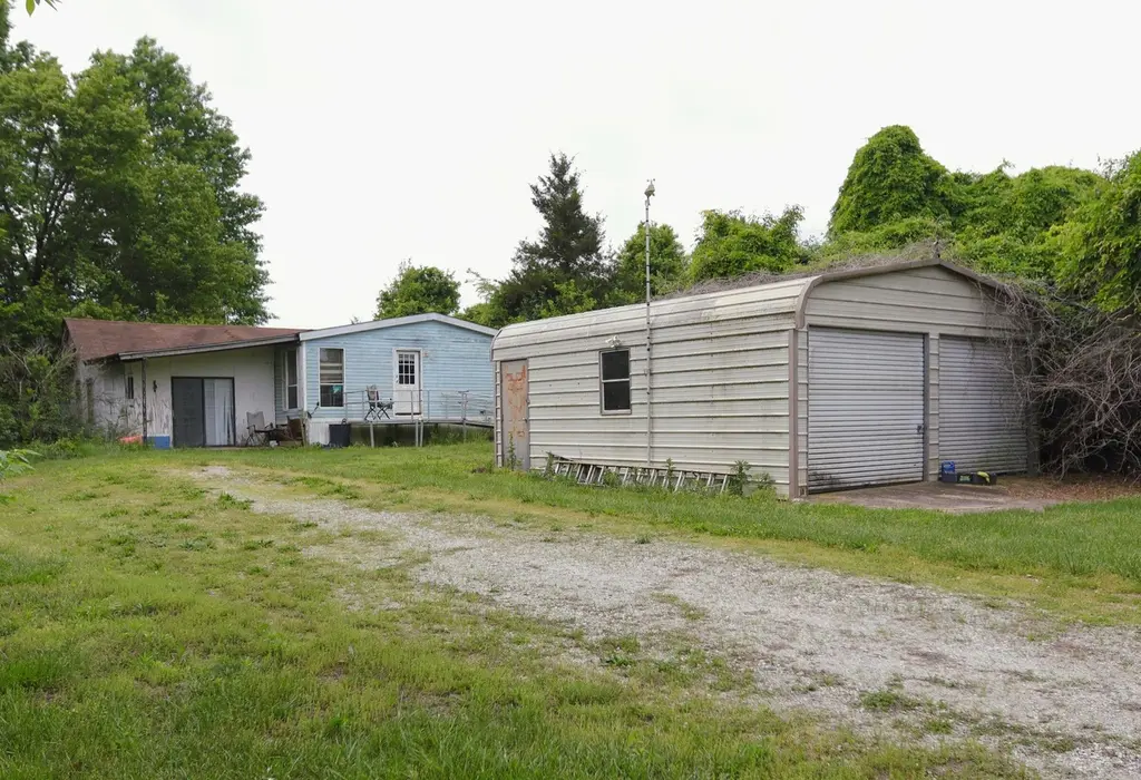 1266 Private Road 1060