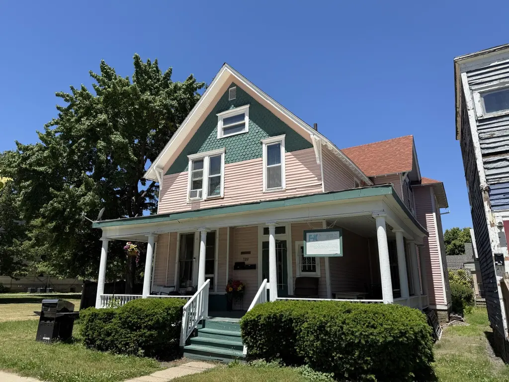 320 E 8th