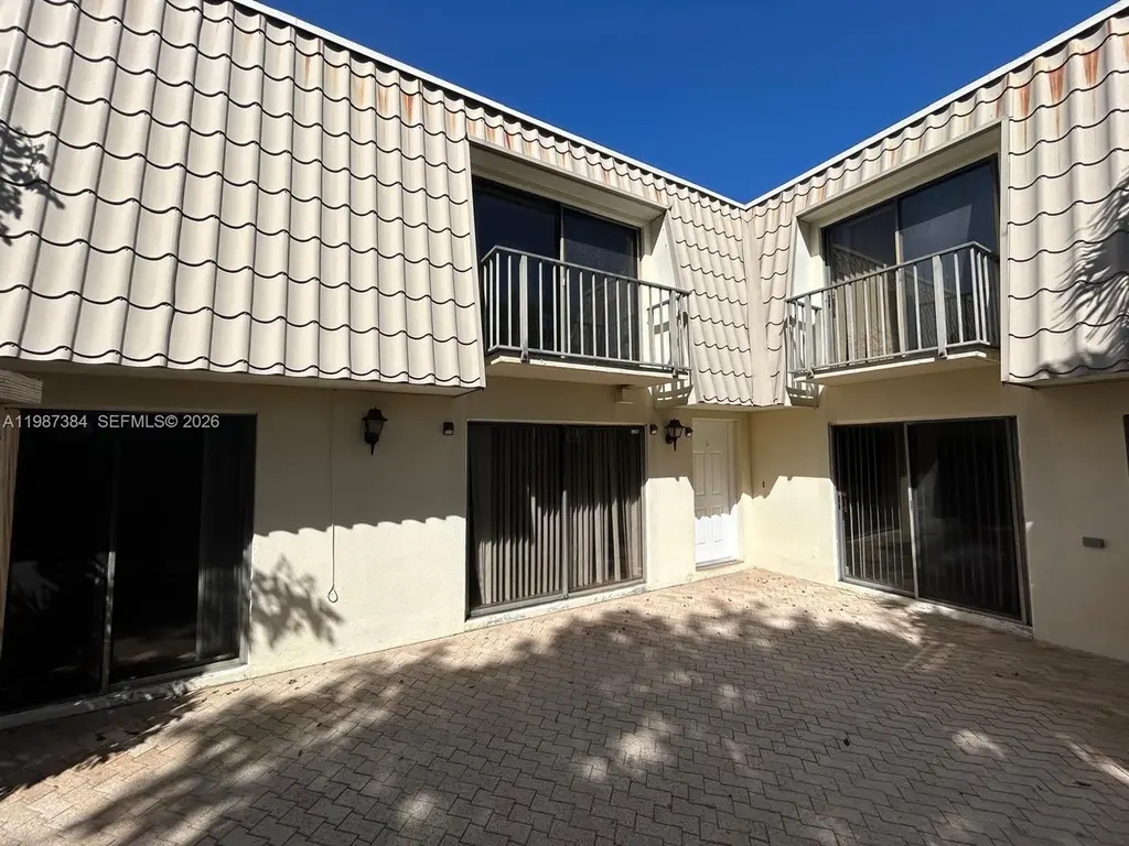 1700 Embassy Dr #204