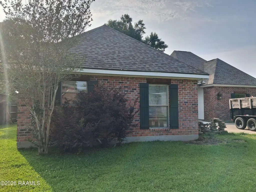 104 Woodlake Ln