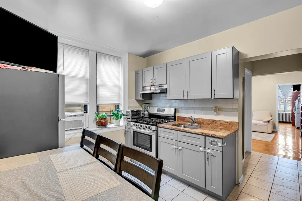 527-529 34TH St Unit D2