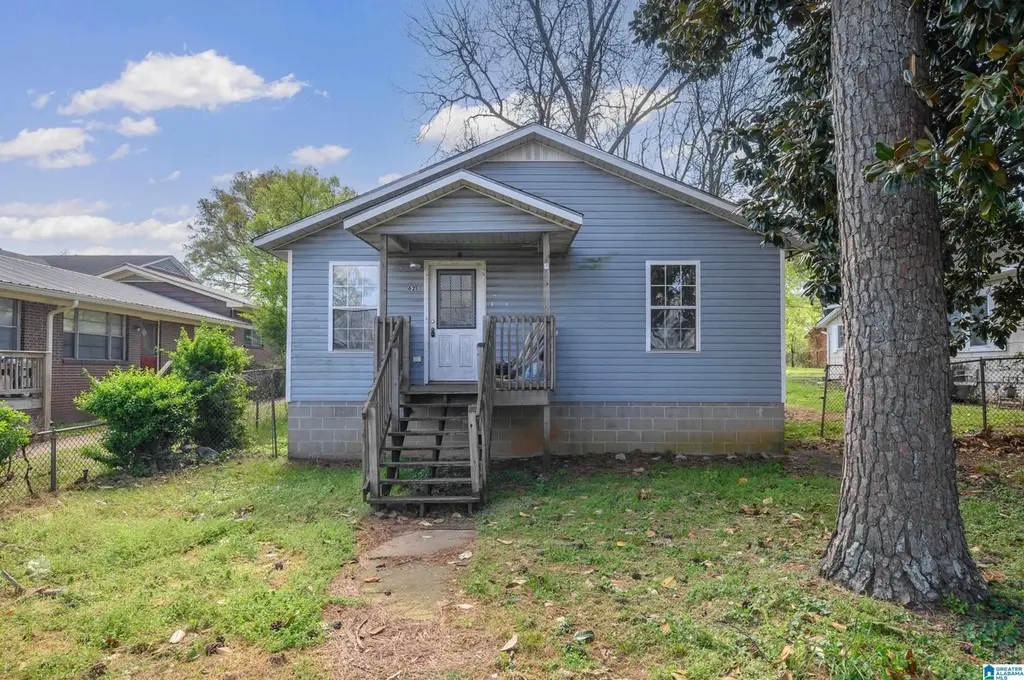 621 Bell Ave