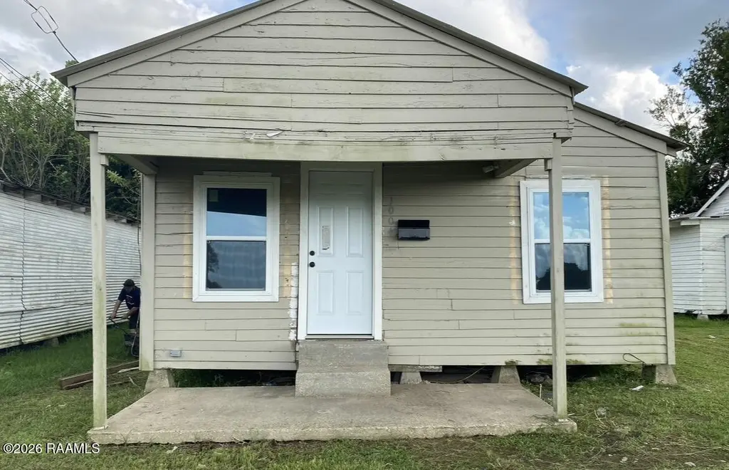 1004 E Jefferson Davis