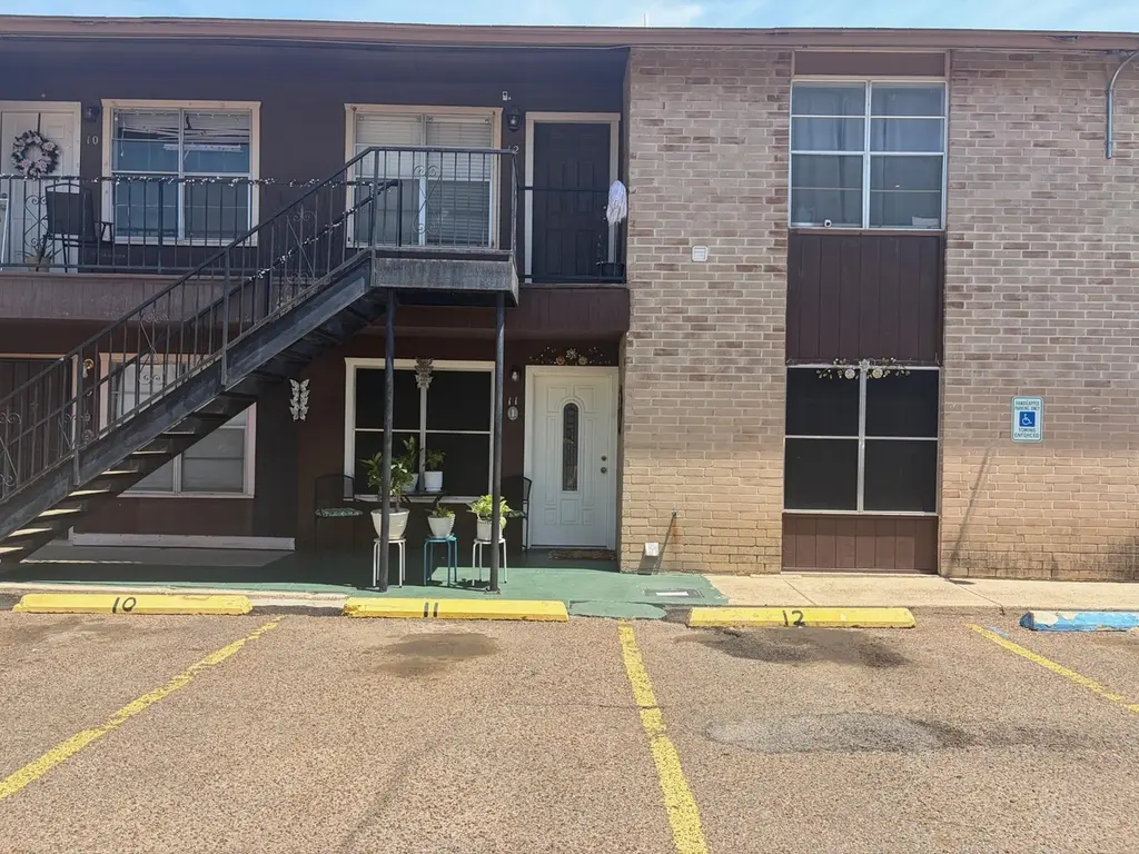 4902 Marcella Ave #11