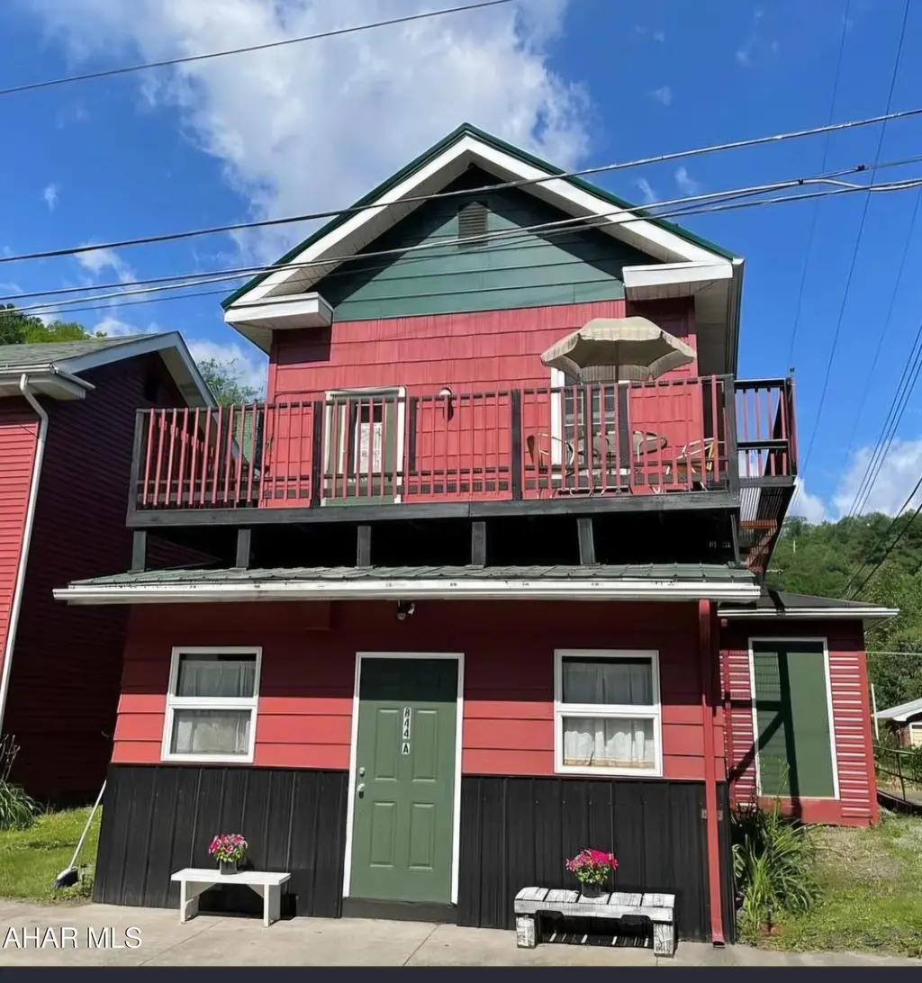 844 Main St