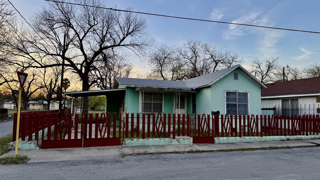 402 W Cortinas St