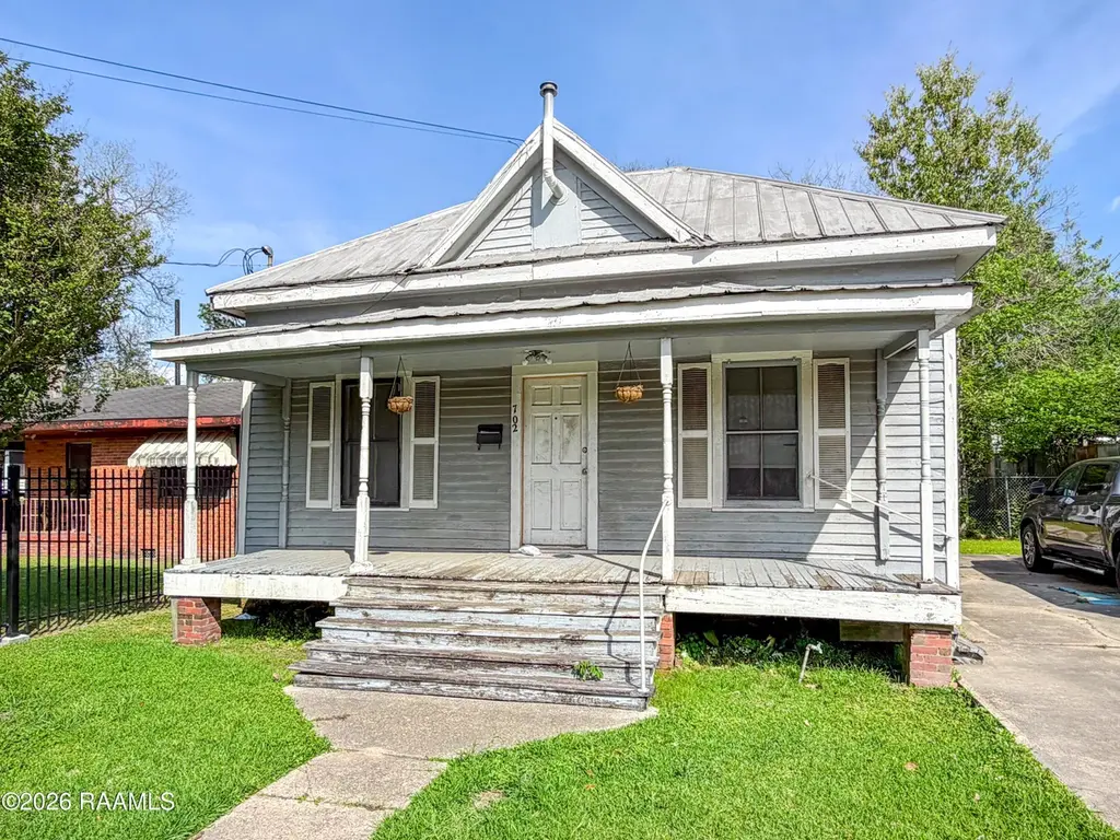 702 NE Evangeline Thruway