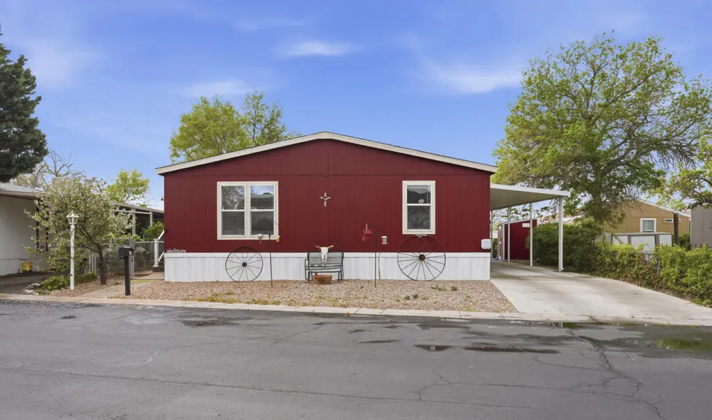 605 Doe Ln SE