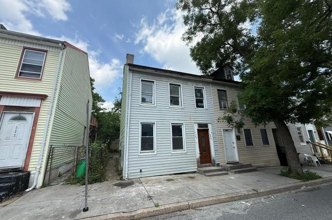255 E Walnut St