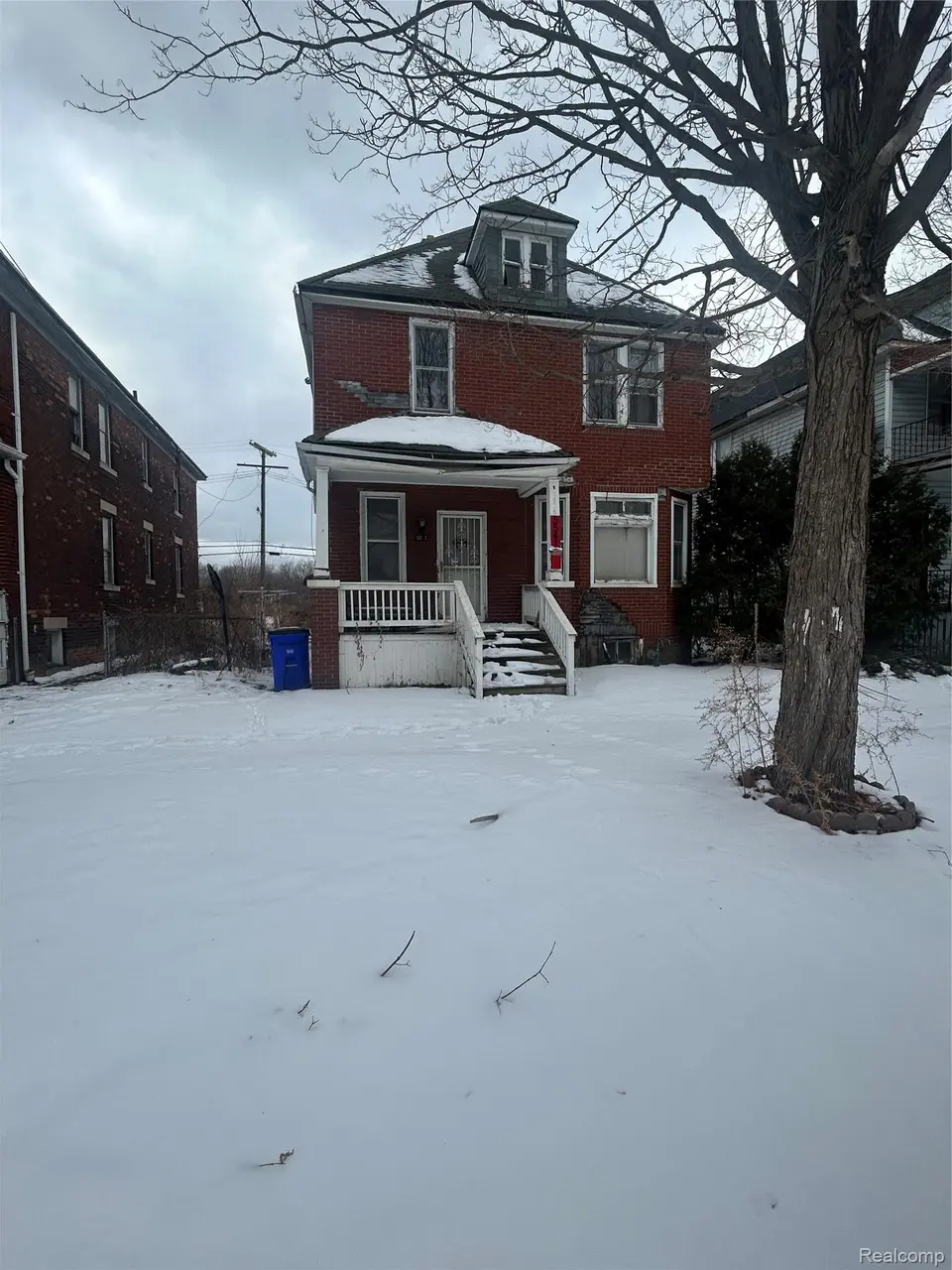 5541 Field St