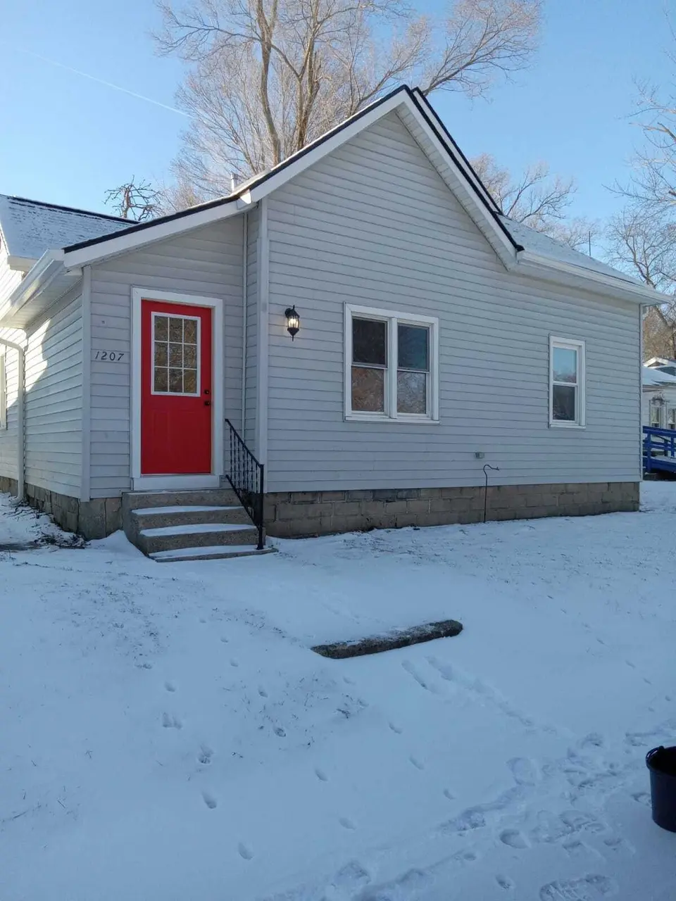 1207 W 10th St