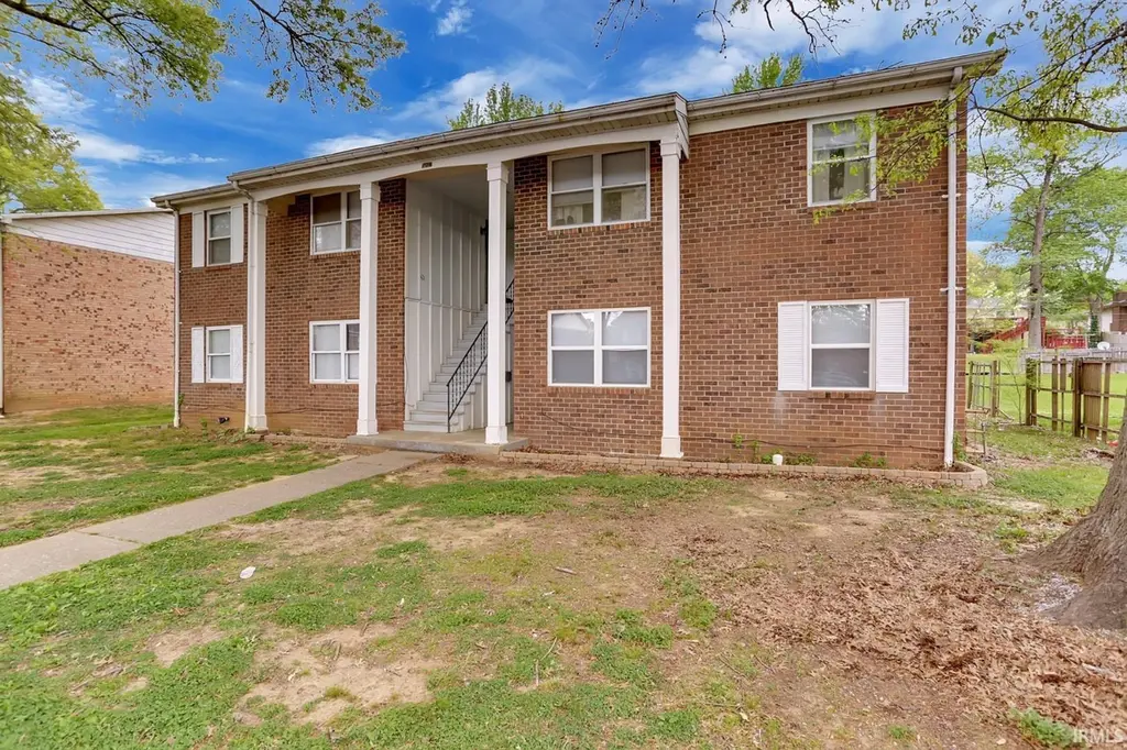 706 Village Ln