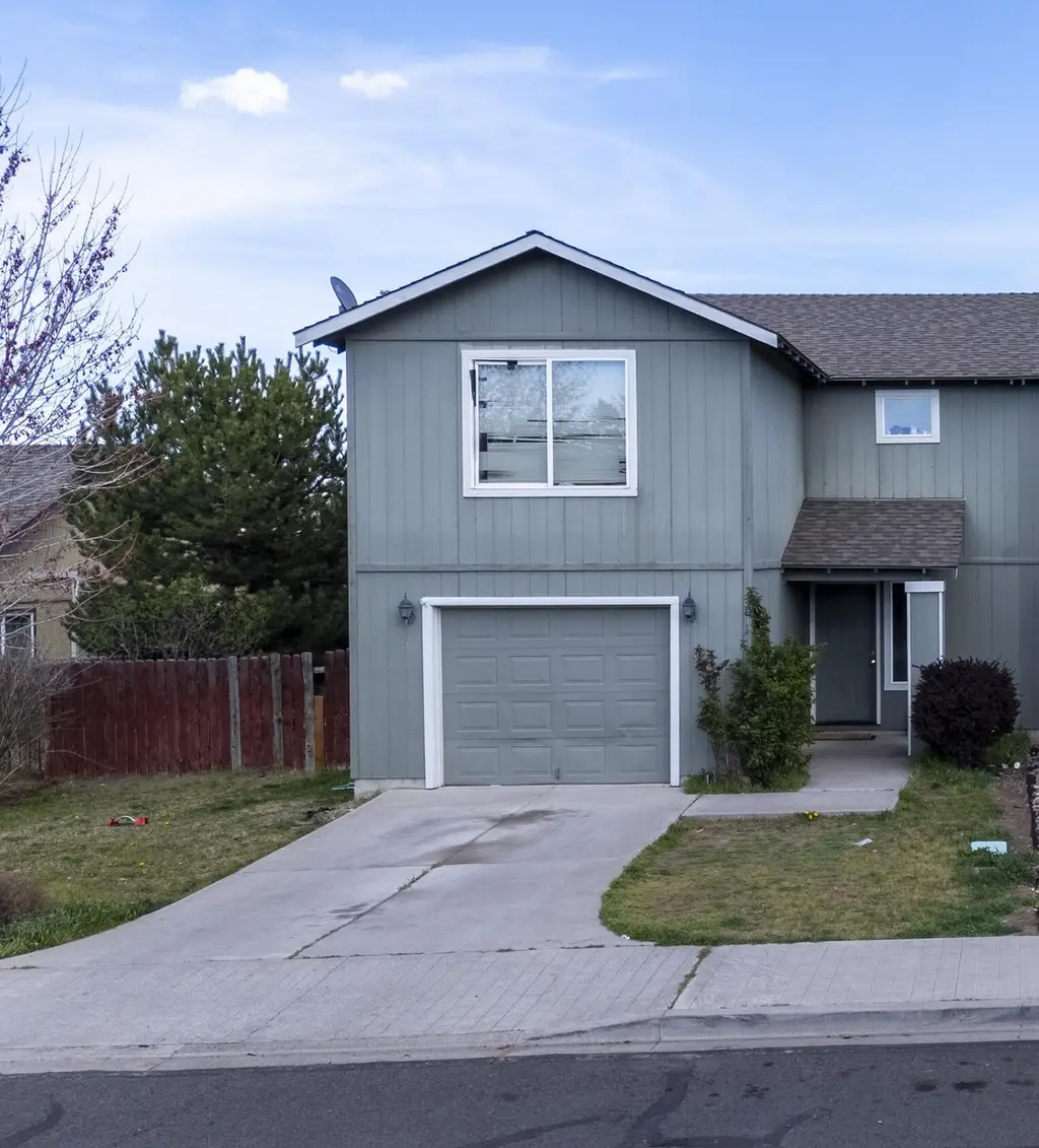 813 SE Kierra Pl
