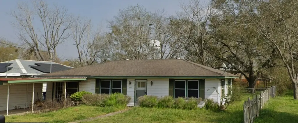 706 Cemetery Ave