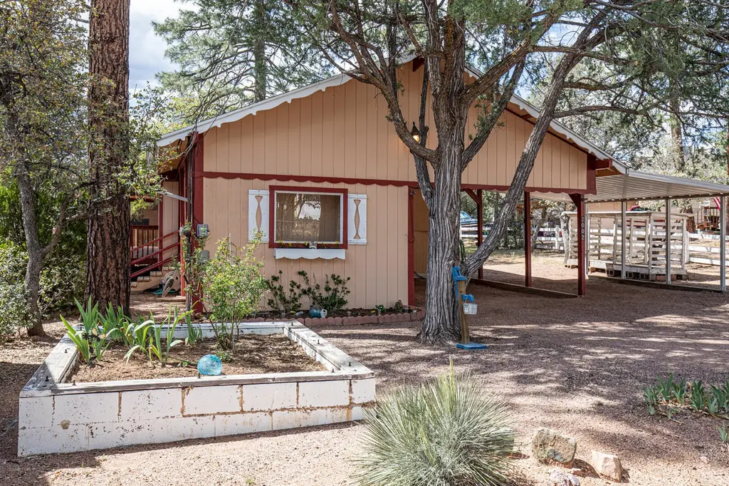 1002 N Chalet Cir