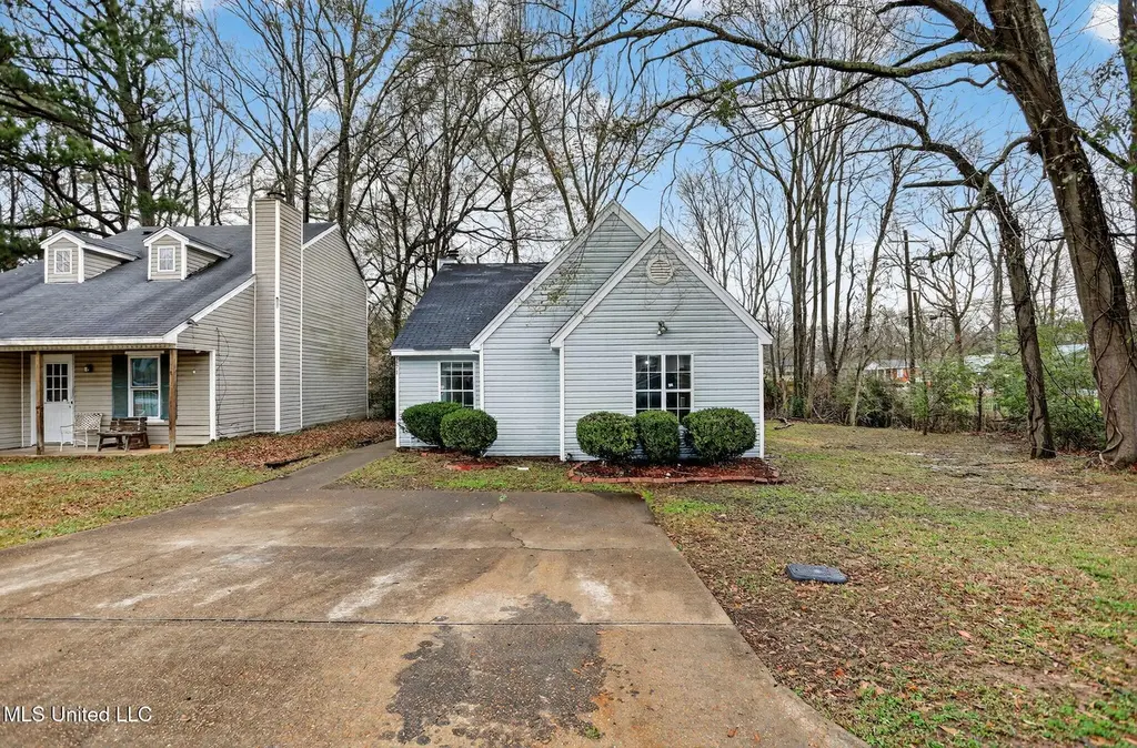 5571 Tiki Ln