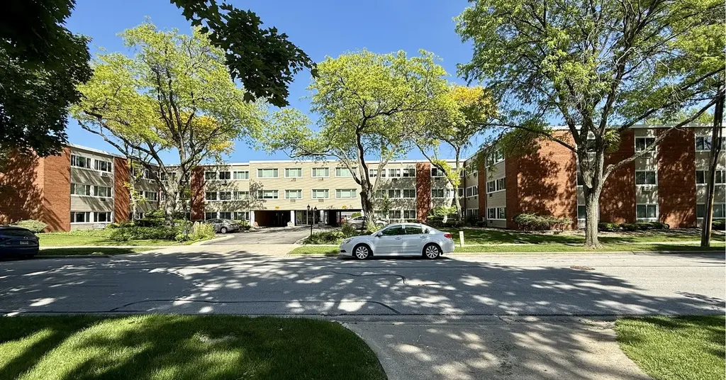 1139 Leavitt Ave #212