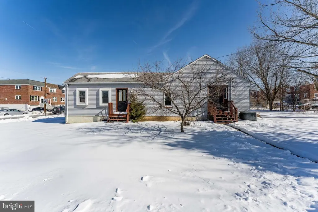 390 Mary St