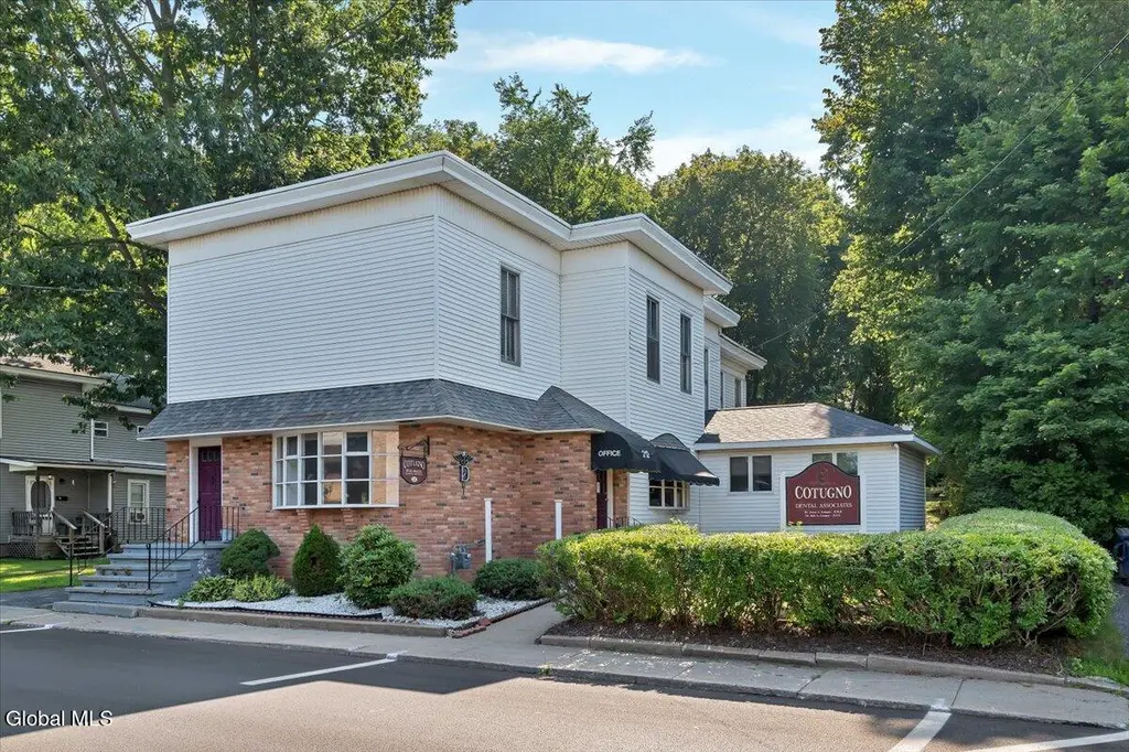 212 N Main St