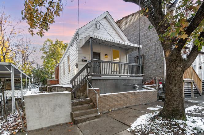 209 E 10th St