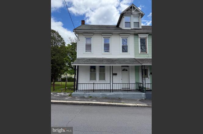 328 E Oak St