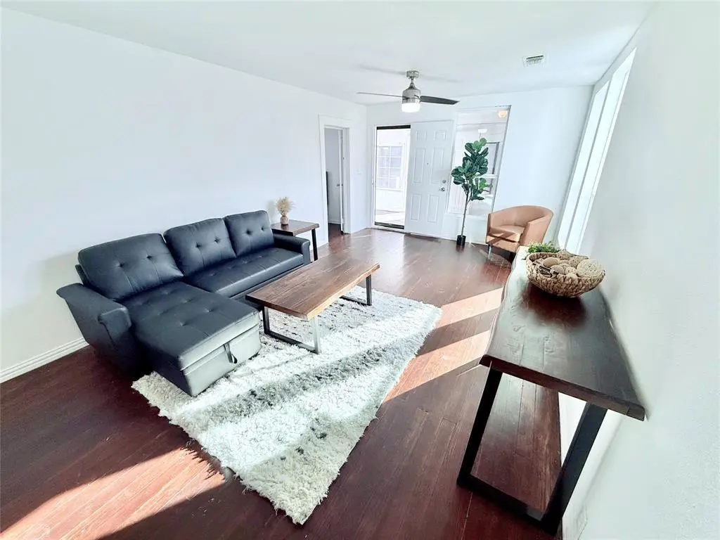 727 W Day St