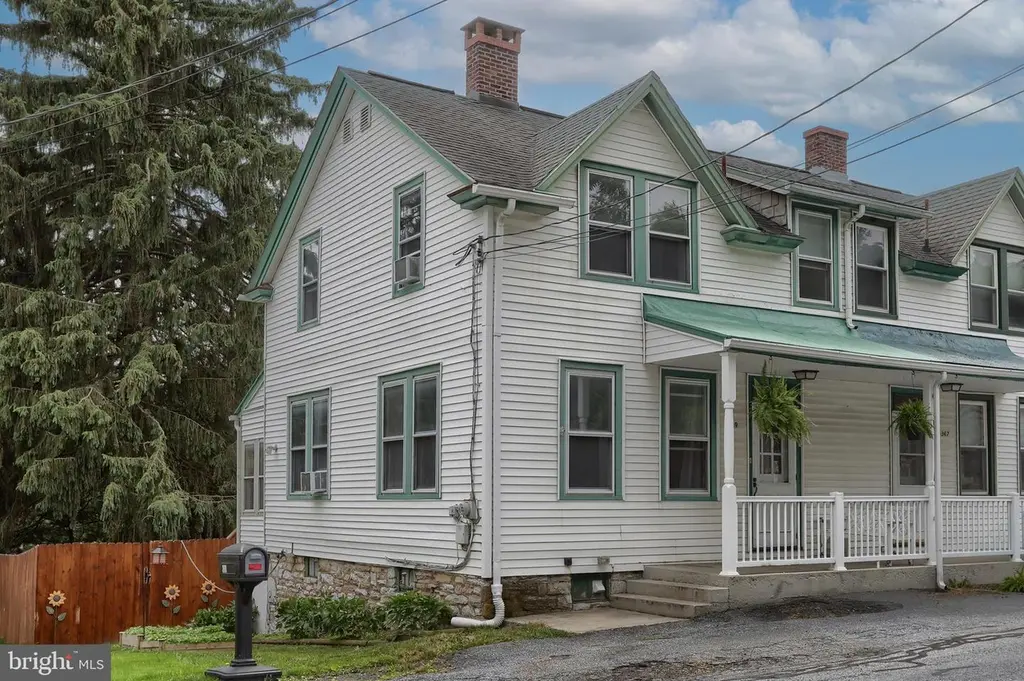 369 Boyd St