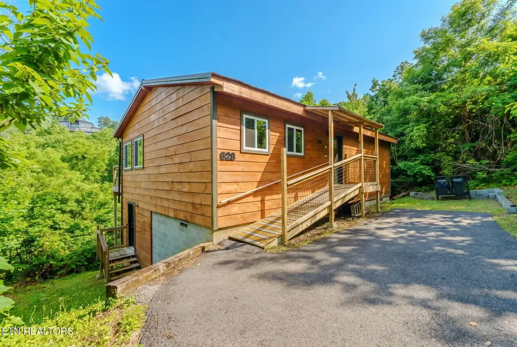 625 Pinecrest Dr
