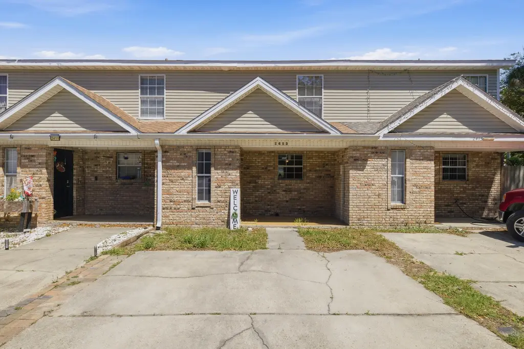 2413 Suwanee Ln
