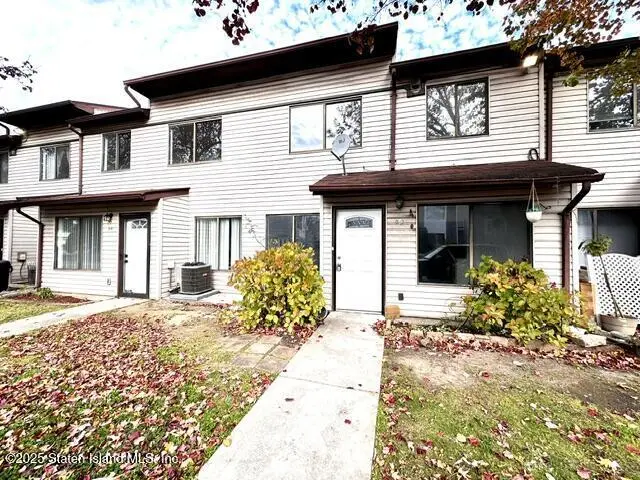 92 Wolkoff Ln