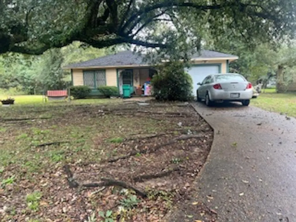 8 Circle R St
