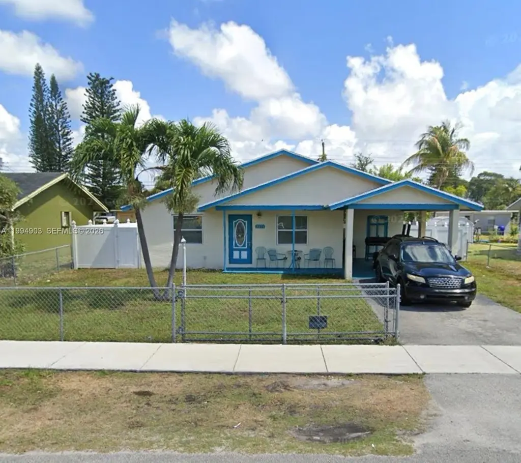 2571 NW 5th St