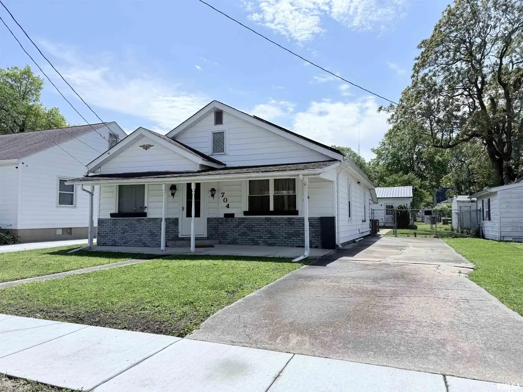 704 E Elm St