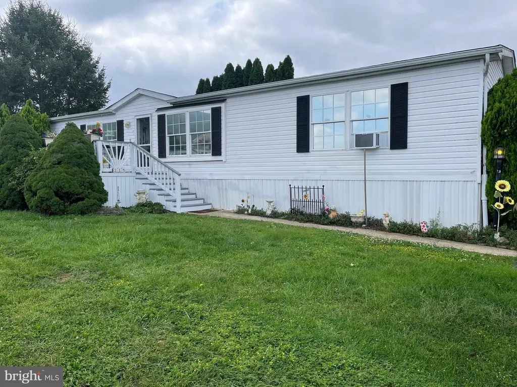 215 Longwood Ct W