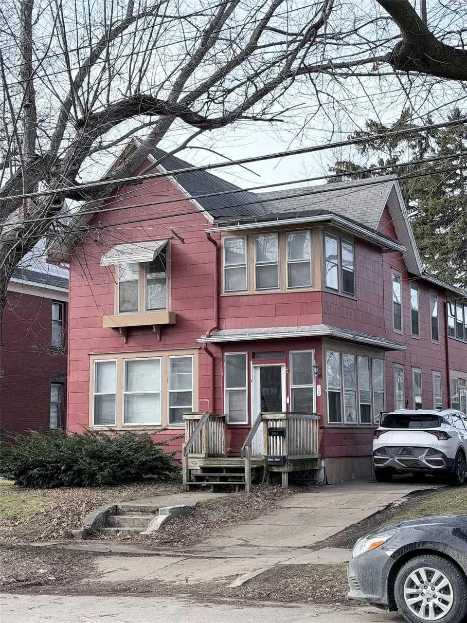 1044 W 8th St