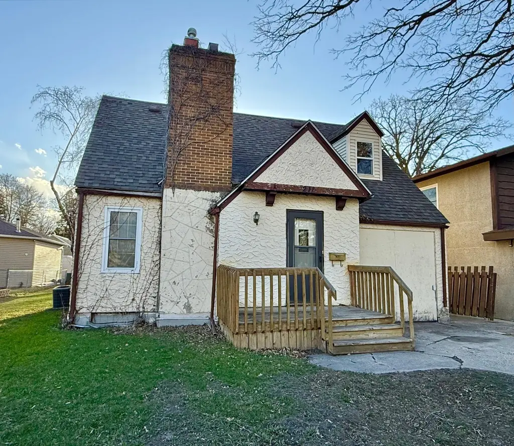 211 Kendall Ave N
