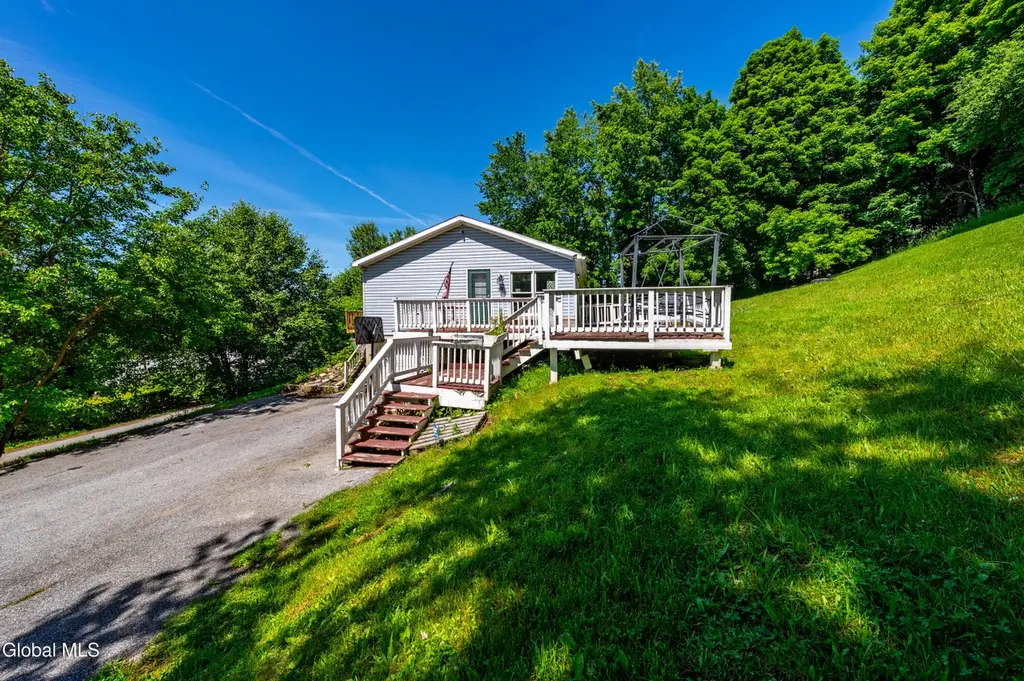 52 Warsaw Ave