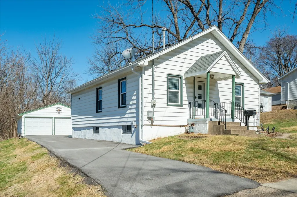 124 E Bell Ave