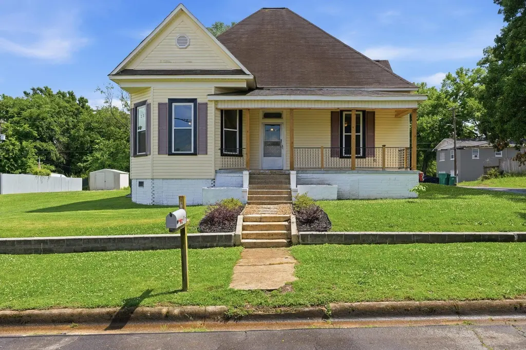 207 River Bluff Dr